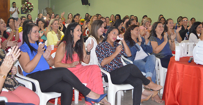 Depoimentos de alguns filhos arrancam lágrimas e sorrisos das colaboradoras
