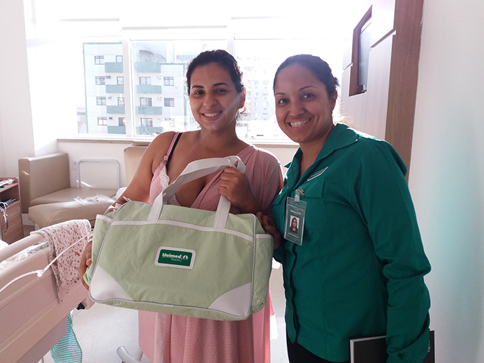 Camilly, nove anos e a mãe Cristiane Fagundes de Oliveira, assistente de Atendimento