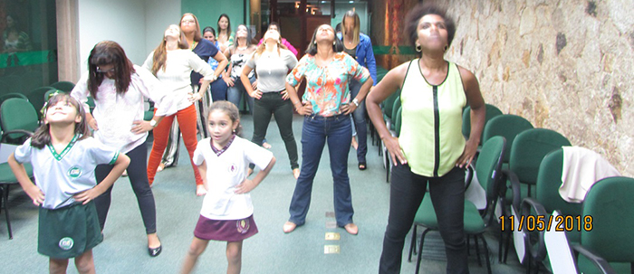 Aula de Zumba com participação de algumas filhas