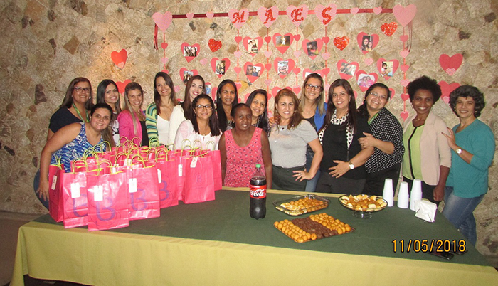 Colaboradoras mamães da Unimed TR durante a confraternização