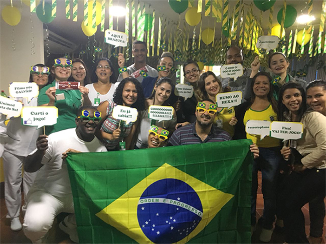  Colaboradores em clima de jogo do Brasil