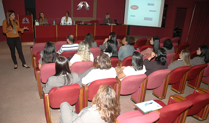  À esquerda, Helen Simões, uma das palestrantes