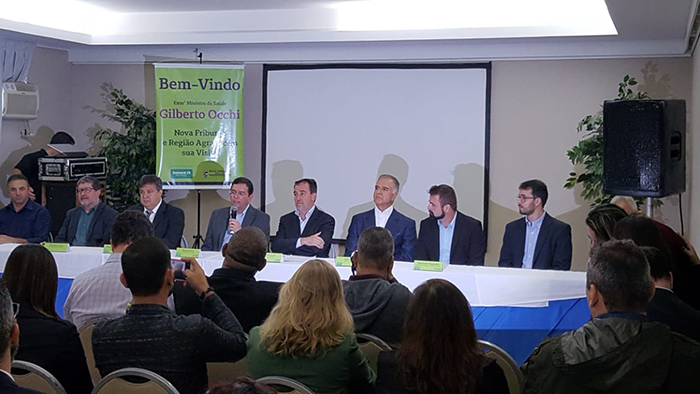  Phillipe Lontra (último da esquerda para direita) representou a Unimed Nova Friburgo em reunião com o Ministro da Saúde Gilberto Occhi.