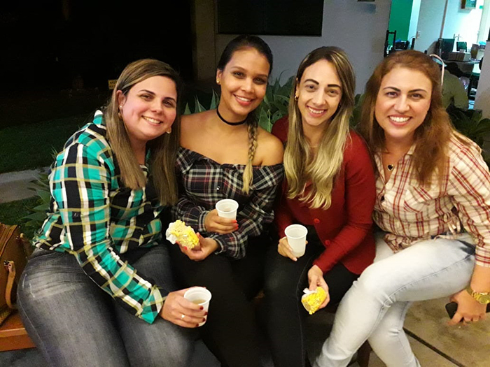  Confraternização dos colaboradores durante o Arraiá