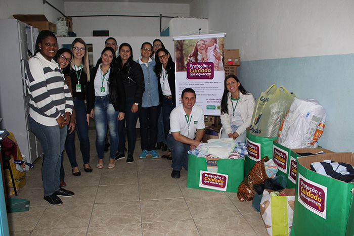 Colaboradores da Unimed Barra Mansa participaram da doação de agasalhos no Centro Pop
