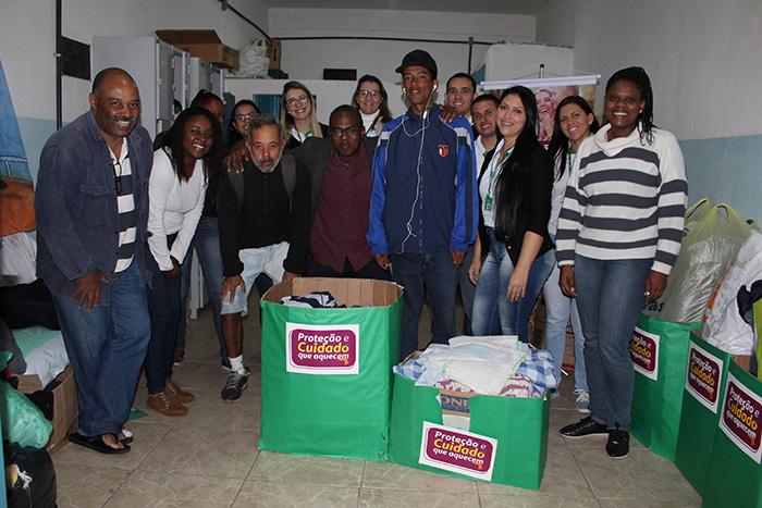 A entrega de agasalhos foi recebida pelos funcionários do Centro Pop e por moradores de rua