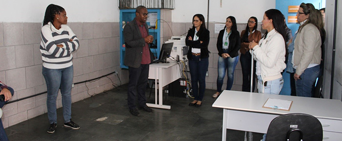 O psicólogo José Roberto Machado explicando sobre a atuação e funcionamento do Centro Pop Casa da Gente - Centro Especializado para Pessoas em Situação de Rua de Barra Mansa