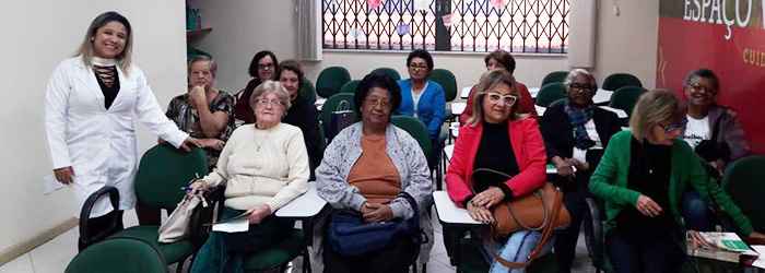 A nutricionista Dra. Priscila Lourenço apresentou a linha de suplementos para as participantes da palestra