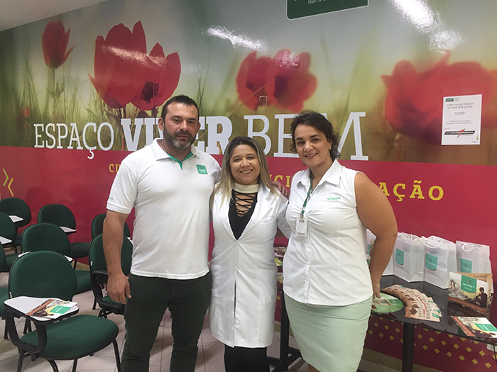 A colaboradora Cássia Lima coordenou a palestra no Espaço Viver Bem