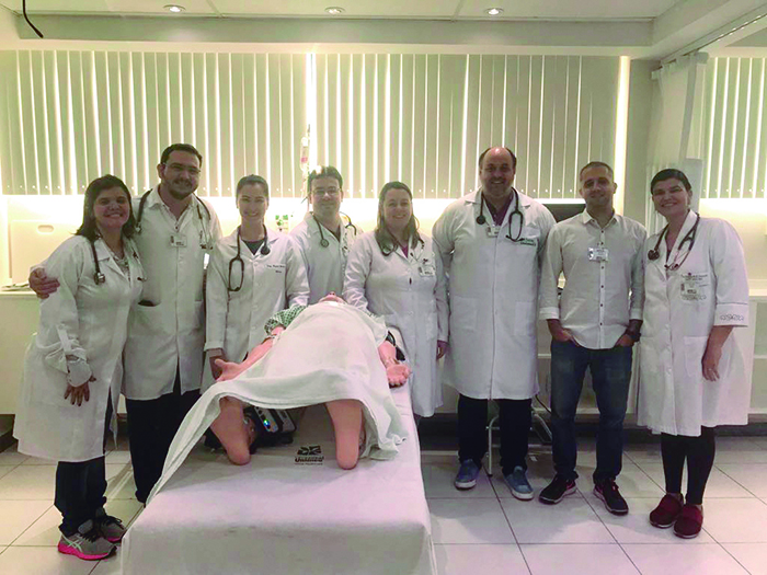 Médicos participam do treinamento de suporte à vida, realizado pelo Unimed 24h