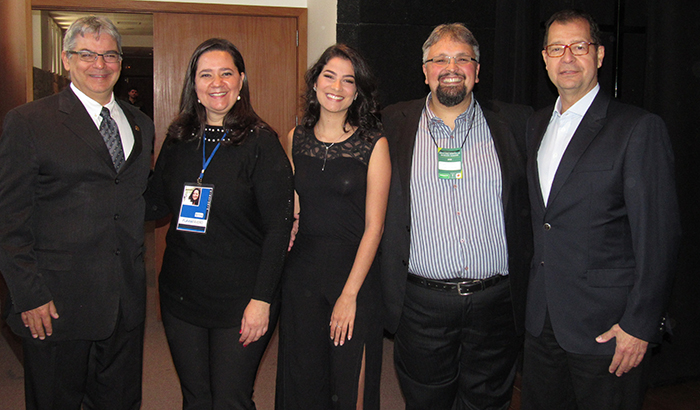 Leonardo Gigliotti Barberes, diretor secretário geral da Associação dos Hospitais do Estado do Rio de Janeiro, Flávia Fávero, gestora de Hotelaria da Unimed Petrópolis e presidente da Sociedade de Hotelaria Hospitalar do Estado do Rio de Janeiro, Larissa Viana, cantora, Rafael Gomes de Castro presidente da Unimed Petrópolis e Paulo Cesar Guimarães diretor da Faculdade de Medicina de Petrópolis.