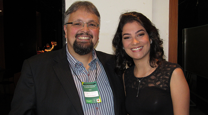 Rafael Gomes de Castro, presidente da Unimed Petrópolis e Larissa Viana, cantora  e participante do programa de TV The Voice Brasil.