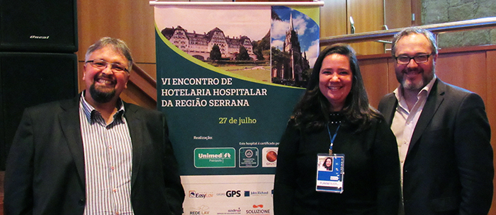Rafael Gomes de Castro, presidente da Unimed Petrópolis, Flávia Fávero, gestora de Hotelaria da Unimed Petrópolis e presidente da Sociedade de Hotelaria Hospitalar do Estado do Rio de Janeiro ao lado de Marcelo Boeger, Presidente da Sociedade Latino Americana de Hotelaria Hospitalar.