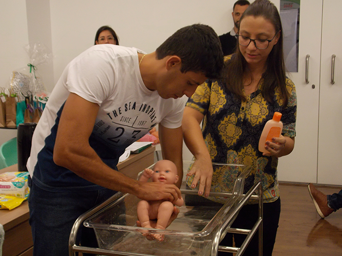 Papai Marcos foi voluntário para simular primeiro banho do recém nascido