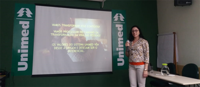 Acleane Batista Andrade, do Instituto de Acreditação, durante consultoria direcionada aos colaboradores