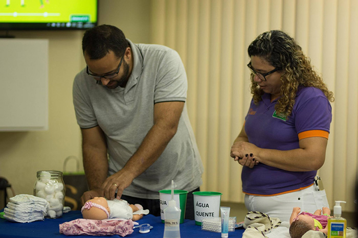 Aprendizado na pratica com um dos pais que estavam presentes no encontro
