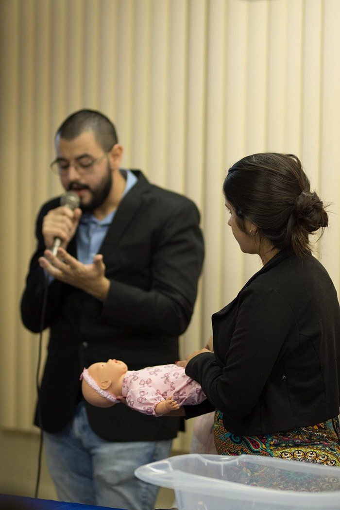 O médico e palestrante, Angelo Simões, ensinando o procedimento desengasgo do recém nascido