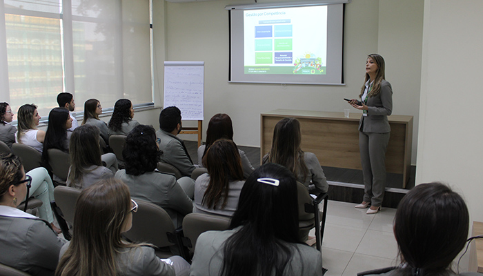 A gerente de RH, Simone Bruno, iniciando o projeto