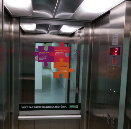 Divulgação das competências no elevador da cooperativa. 