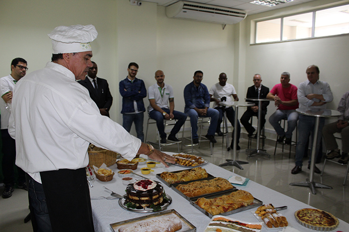 O Chef Rui Magalhães explicando os pratos preparados por ele. 