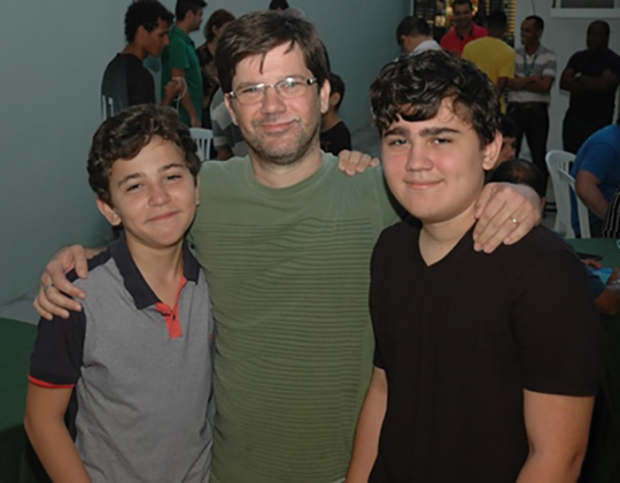 O colaborador Luciano, com os filhos Lucas e Leo
