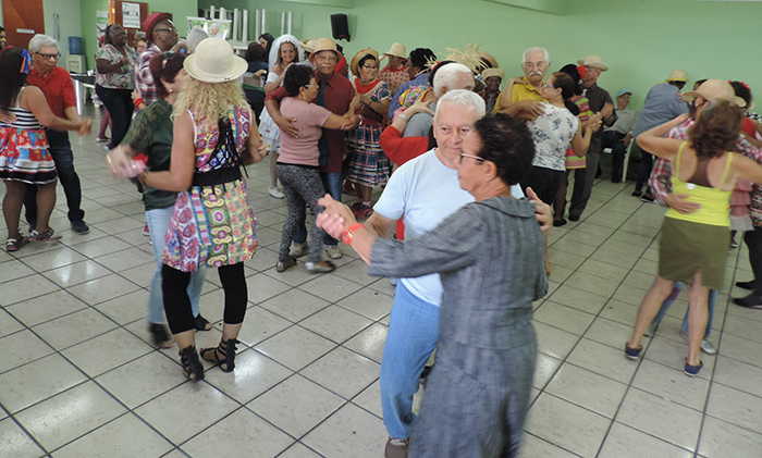 O dançarino Carioca comanda a animação no encerramento das atividades