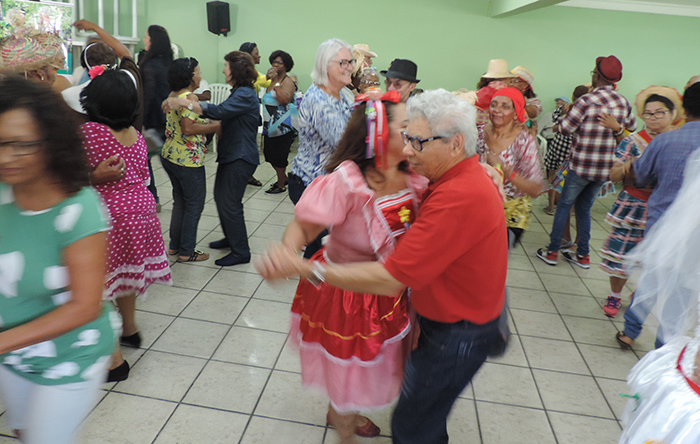 Participantes caem na dança junto com o grupo de idosos convidado