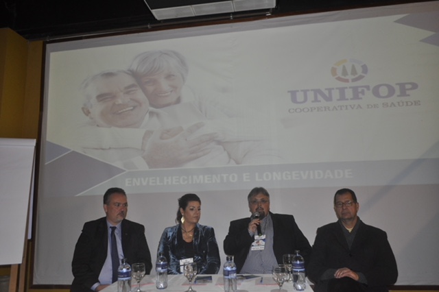 A mesa de abertura do Simpósio Envelhecimento e Longevidade