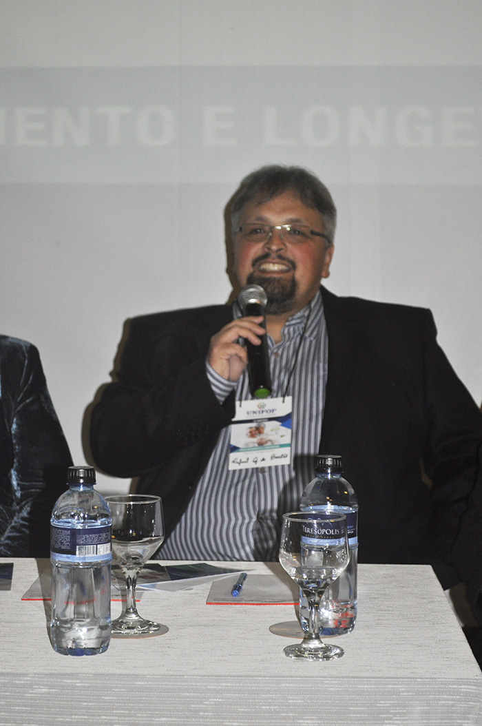 O presidente da Unimed Petrópolis, Rafael Gomes de Castro, na mesa de abertura 