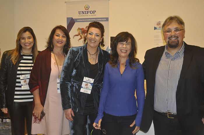 O presidente da Unimed Petrópolis, Rafael Gomes de Castro, ao lado da antropóloga Miriam Goldenberg, da presidente da Unifop Jociane Gatto e de participantes do evento