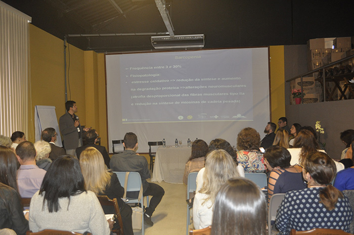 O médico cooperado da Unimed Petrópolis Douglas Pavão foi um dos palestrantes do evento