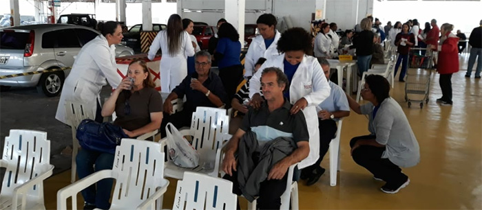 Pit Stop da Saúde foi realizado em um estacionamento de um supermercado de Itaipava