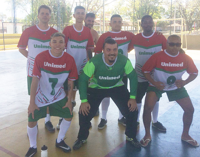 Parte da equipe experimentando o uniforme novo durante treino