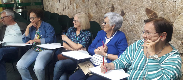 Idosos durante a Oficina na Memória
