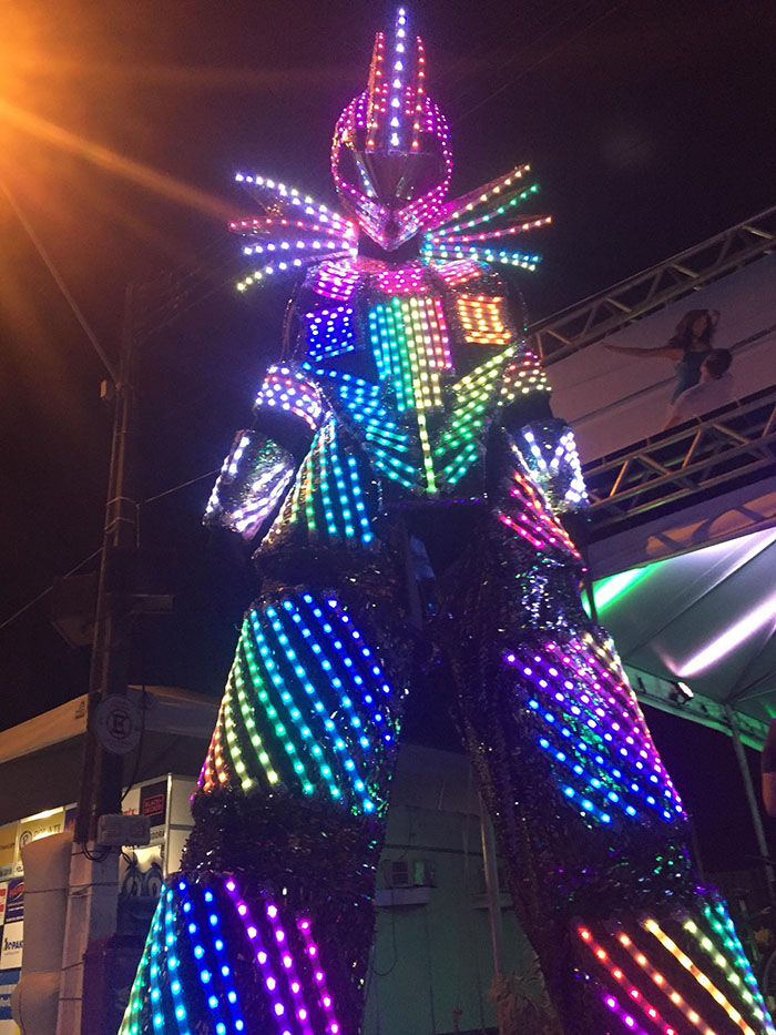 Robô de Led animando o publico