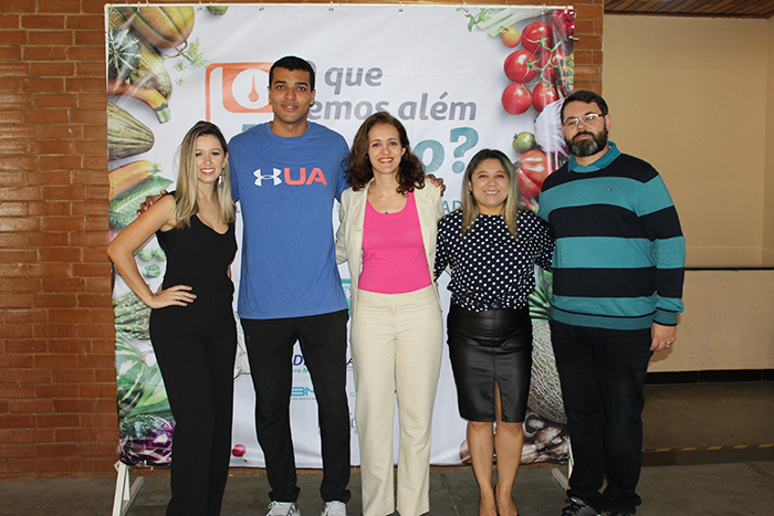 O diretor-Administrativo da Unimed e ginecologista Ivan Bueno de Araújo ao lado dos palestrantes durante o evento. 