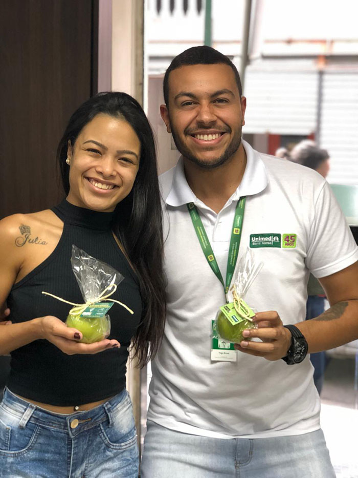 Cliente e colaborador Unimed Barra Mansa durante a ação de Dia do Cliente. 