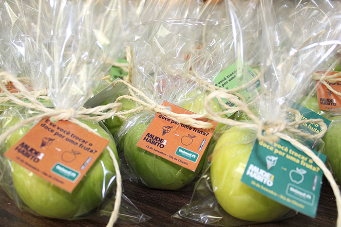 Maçãs verdes que foram entregues aos clientes da Unimed Barra Mansa.