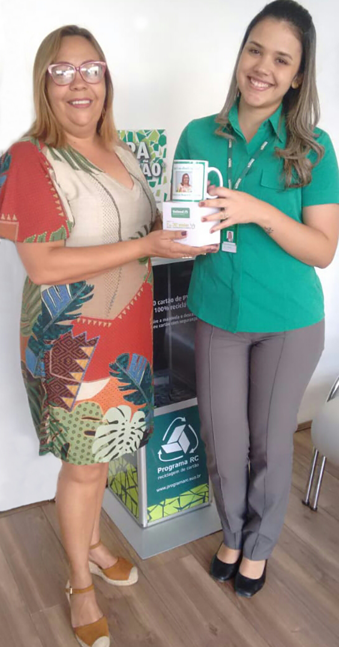 Sede Administrativa presenteia os clientes com canecas personalizadas