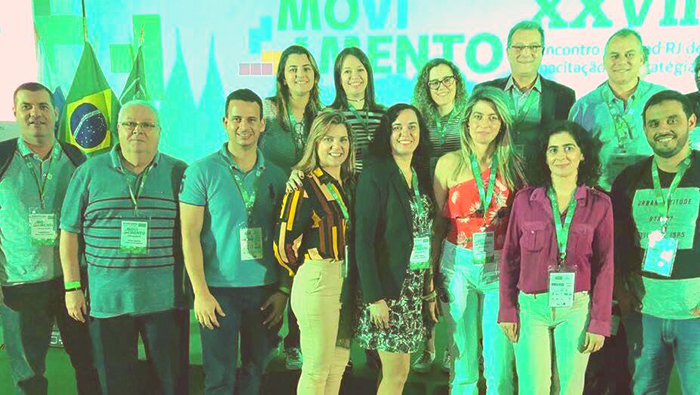 à esq., abaixo e na frente, Rubens, Dr. Arthur, Júlio, Daniele, Renata Tostes, Fábia, Taís Mozer e Hugo.  Atrás, à esq.: Karoline, Viviane Cândido, Cíntia, Dr. João Paulino e Clébilon