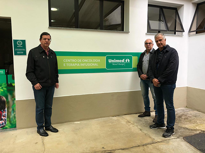  O prefeito de Nova Friburgo, Renato Bravo, o presidente da Unimed Nova Friburgo, José Manes, e o deputado federal, Julio Lopes, em visita ao Centro de Oncologia e Terapia Infusional da Unimed Nova Friburgo