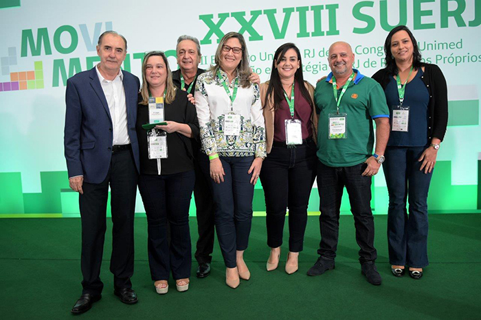 Emilson Lorca (à esq.) ao lado da equipe vencedora  