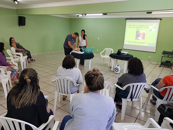  Futuros papais e mamães aprendem como dar o banho e a trocar a fralda 