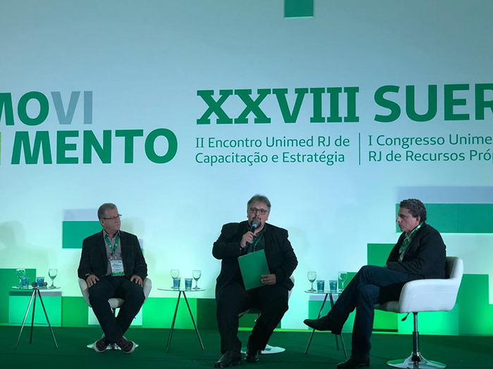 O presidente da Unimed Petrópolis Rafael Gomes de Castro durante a palestra de abertua do SUERJ