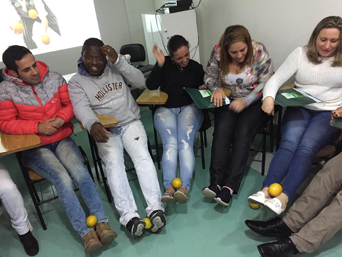 Equipes de recepção, hotelaria e portaria em dinâmica.