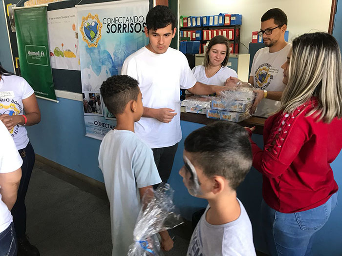  Voluntários da ONG Conectando Sorrisos durante a entrega dos brinquedos às crianças