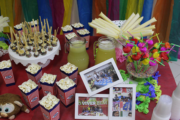  As crianças se deliciaram com as comidinhas saudáveis. Palitinhos de frutas, geladinho, sucos naturais, pirulito de banana e outras delícias. 