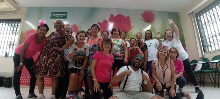  Participantes do Melhor Idade comemoram o Dia das Crianças ao lado do professor de dança, Júnior Cordeiro.