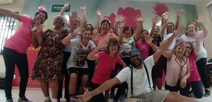  A alegria tomou conta dos participantes que celebraram a data com muita música e dança. 