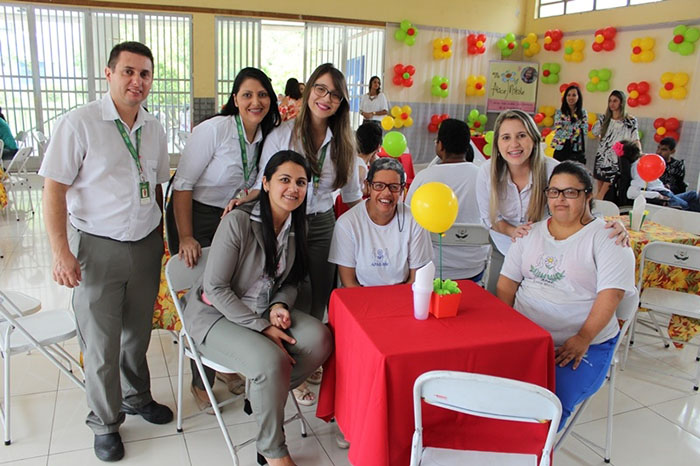  Colaboradoras de Barra Mansa interagindo com os alunos da APAE, durante a festa realizada na entrega das fraldas arrecadadas